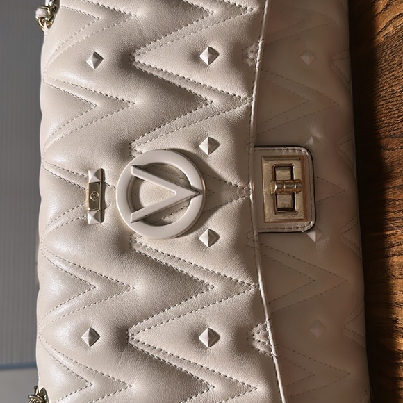 Off white Valentino Shoulder Bag. Medium-Large gold chained links. - Picture 3 of 3